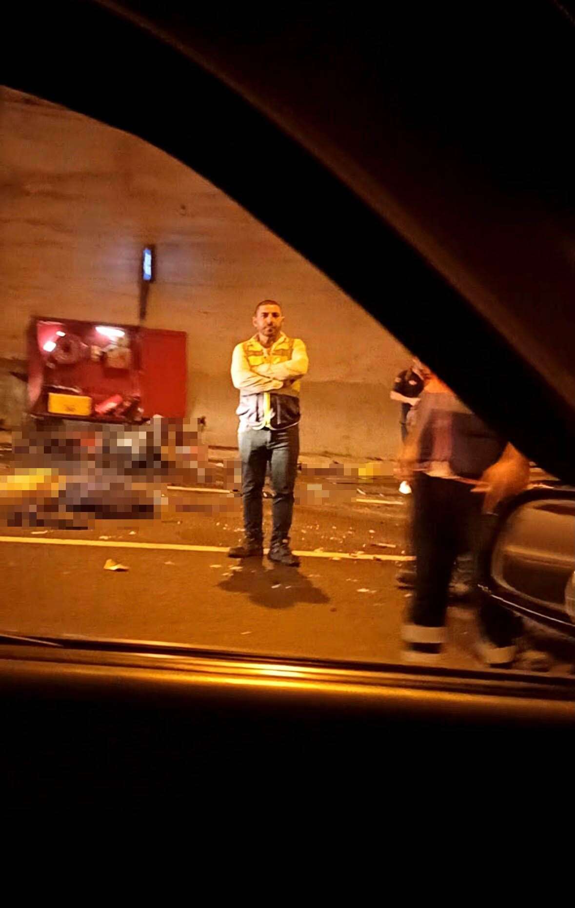 Hafif ticari araç tünel duvarına çarptı! 3 ölü, 1 yaralı 4
